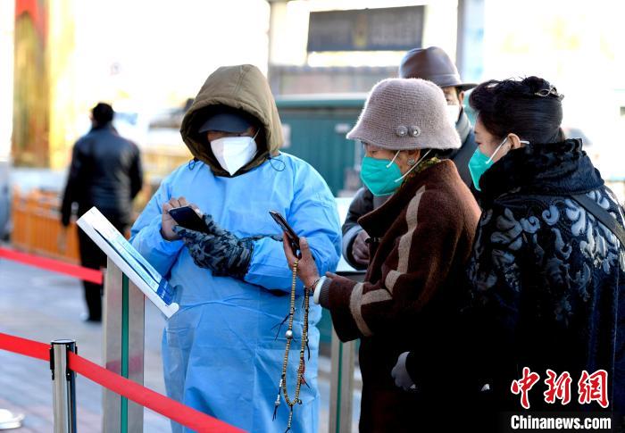 12月7日,拉薩市民掃碼進(jìn)入銀行辦理業(yè)務(wù)。 李林 攝