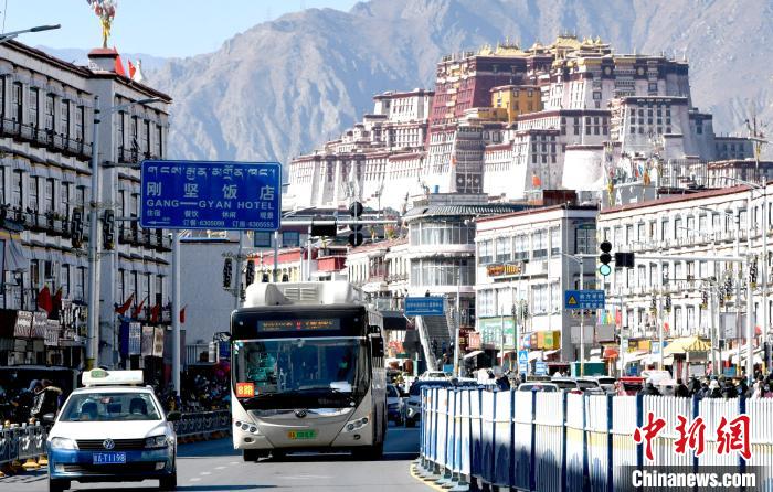 12月7日,一輛公交車從拉薩市城關(guān)區(qū)北京東路駛過。 李林 攝