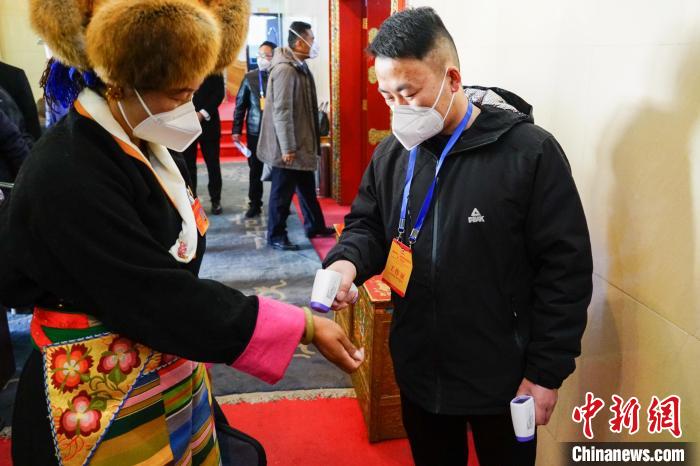 政協委員測體溫后入場。 江飛波 攝