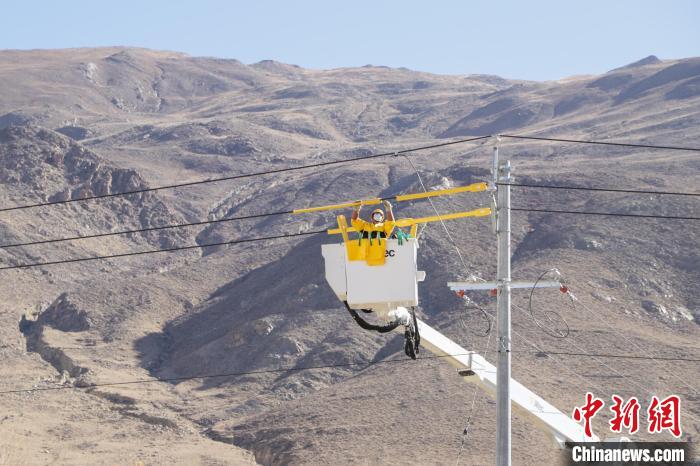 圖為11月9日,國網山南供電公司工作人員進行搭火工作。 格桑 攝