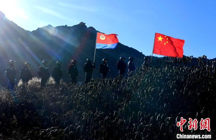 1月6日,移民警察正在乃堆拉巡邏。 李林 攝