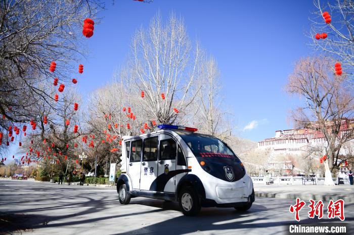 圖為1月23日,布達拉宮廣場派出所民警正在巡邏。 貢嘎來松 攝