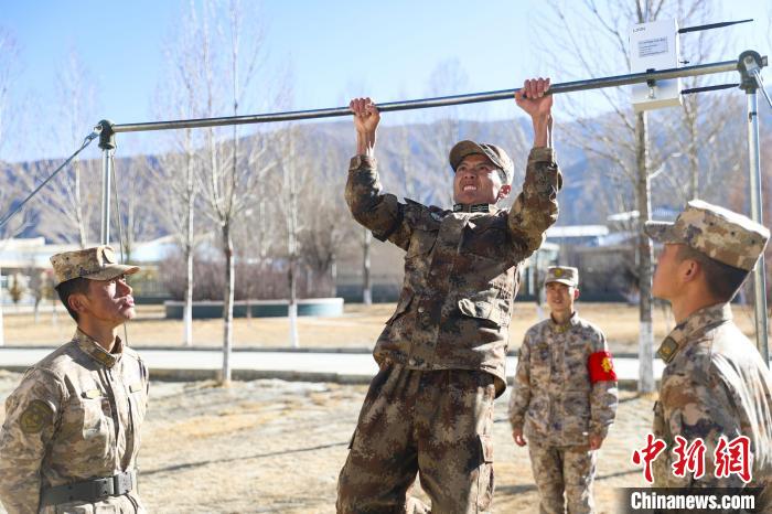 單杠引體向上現(xiàn)場(chǎng),選手竭盡全力突破自我。 吳蒙昆 攝