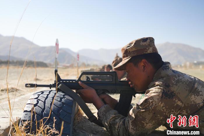 參賽民兵在進(jìn)行瞄準(zhǔn)。 吳蒙昆 攝
