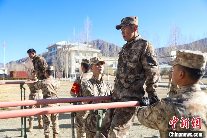 雙杠臂屈伸項(xiàng)目競(jìng)賽現(xiàn)場(chǎng)。 吳蒙昆 攝