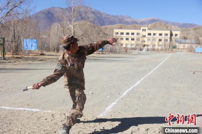 手榴彈投遠(yuǎn)比武競(jìng)賽現(xiàn)場(chǎng)。 吳蒙昆 攝