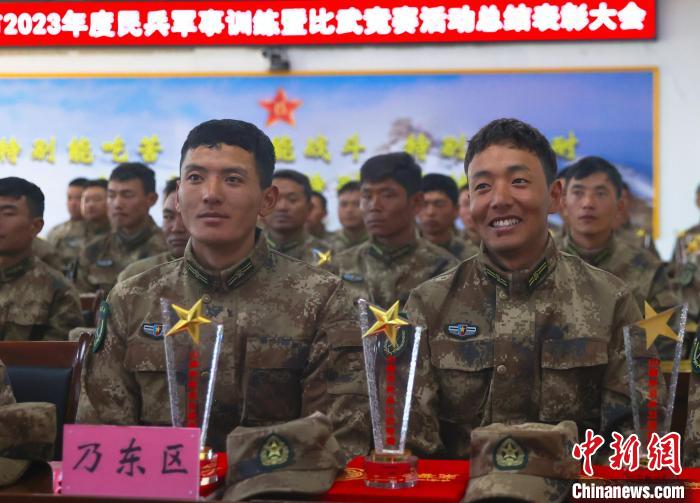 表彰大會(huì)上,獲獎(jiǎng)選手開(kāi)心瞬間。 吳蒙昆 攝