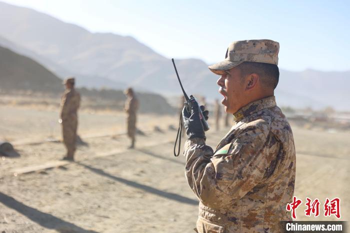 裁判員羅布次仁下達(dá)“臥姿裝子彈”口令。 吳蒙昆 攝