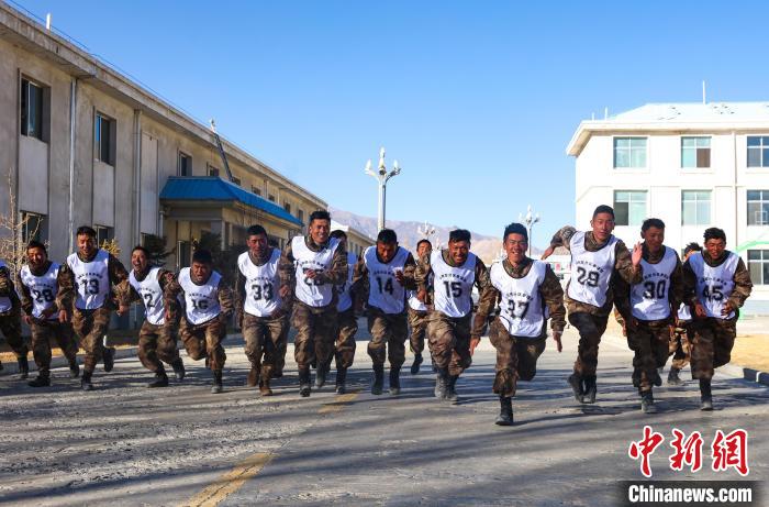 3000米開(kāi)賽,選手們奮勇?tīng)?zhēng)先。 吳蒙昆 攝