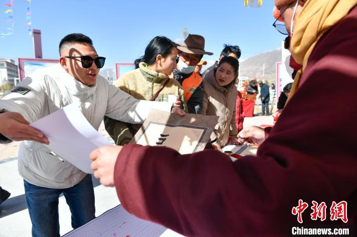 圖為展銷會現(xiàn)場。 貢嘎來松 攝