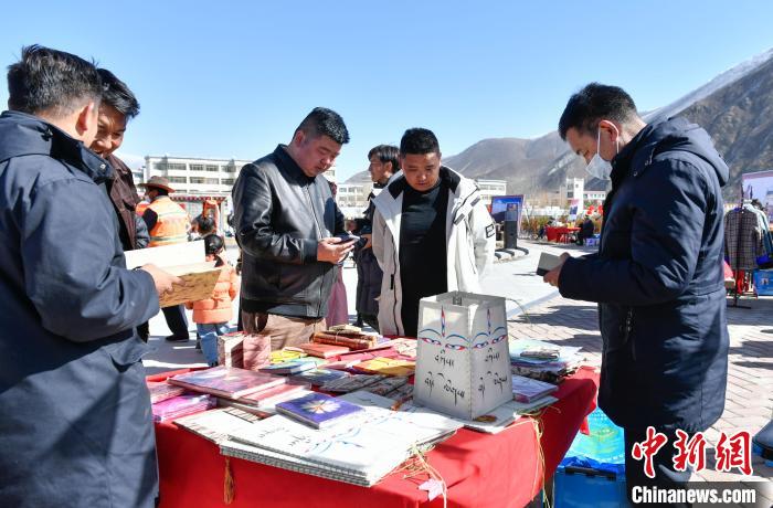 圖為展銷會現(xiàn)場。 貢嘎來松 攝