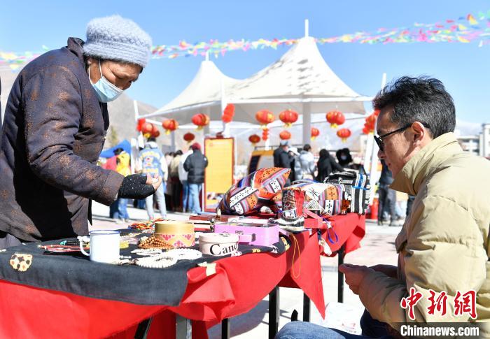 圖為展銷會現(xiàn)場。 貢嘎來松 攝