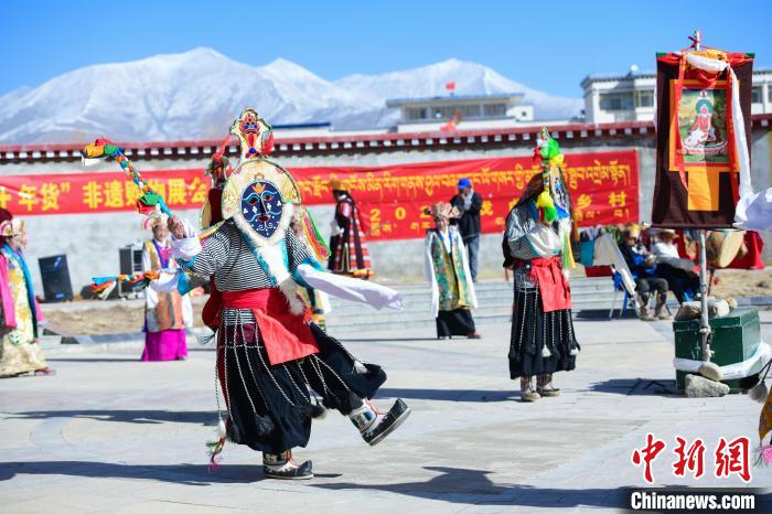 圖為藏戲非遺展演現(xiàn)場。 貢嘎來松 攝