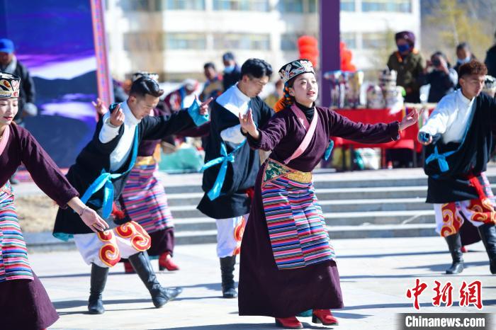 圖為藝術(shù)團表演“扎西果諧”。 貢嘎來松 攝