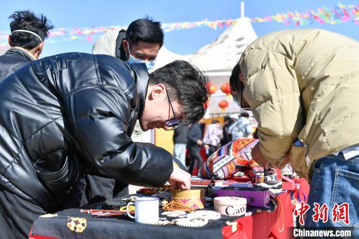 圖為展銷會現(xiàn)場。 貢嘎來松 攝