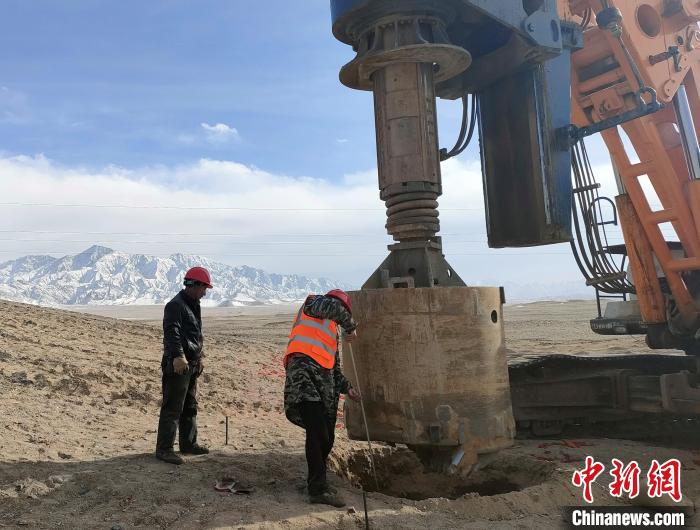 圖為施工人員檢查護筒高度。 劉益航 攝