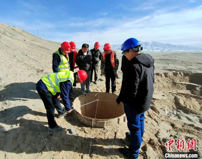 圖為施工人員檢查樁基護筒中心位置。 劉益航 攝