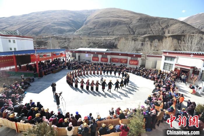 圖為匯報演出現(xiàn)場?！愔闈扇?攝