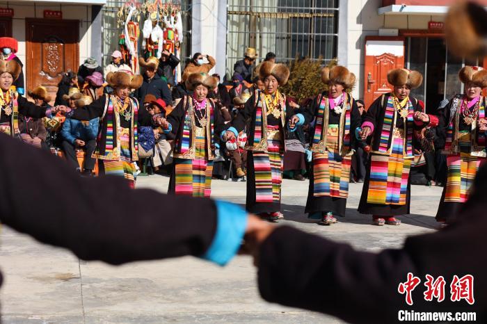 圖為民間藝人表演加麻“果諧”?！愔闈扇?攝