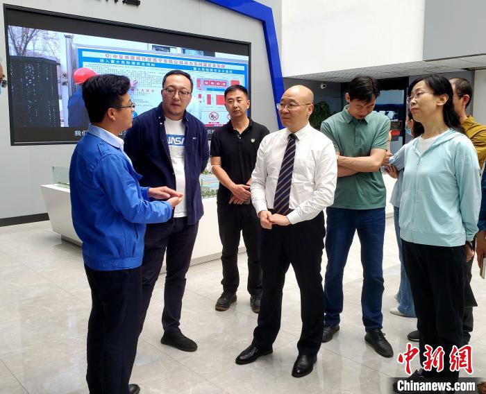 圖為全國政協委員、農工黨青海省委主委王昆(中)在企業調研。 郭滿福 供圖