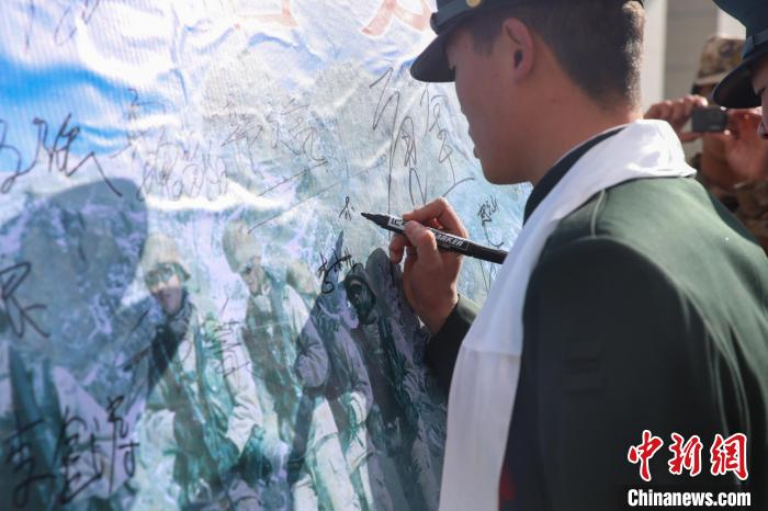 退役士兵簽名留念。 劉俊輝 攝