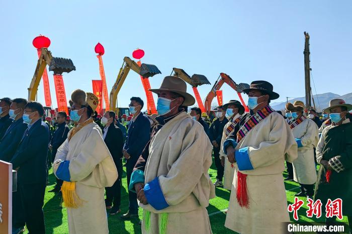 各方代表參加集中開(kāi)復(fù)工儀式。 尼瑪卓嘎 攝