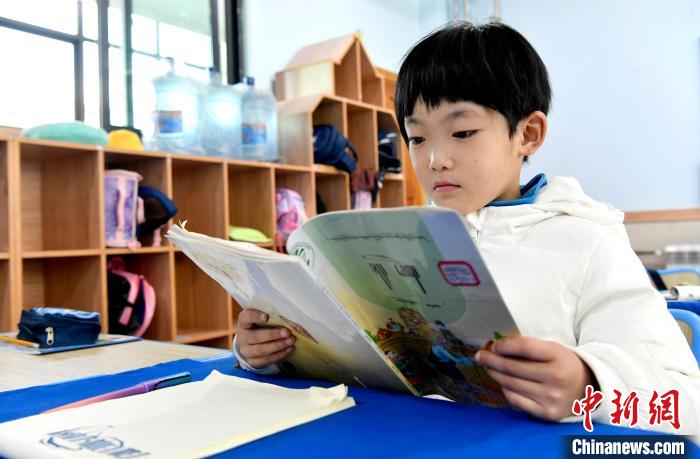 3月14日,西藏拉薩市第一小學(xué)一年級(jí)六班學(xué)生丁增樂(lè)吉在閱讀藏語(yǔ)課本。 李林 攝