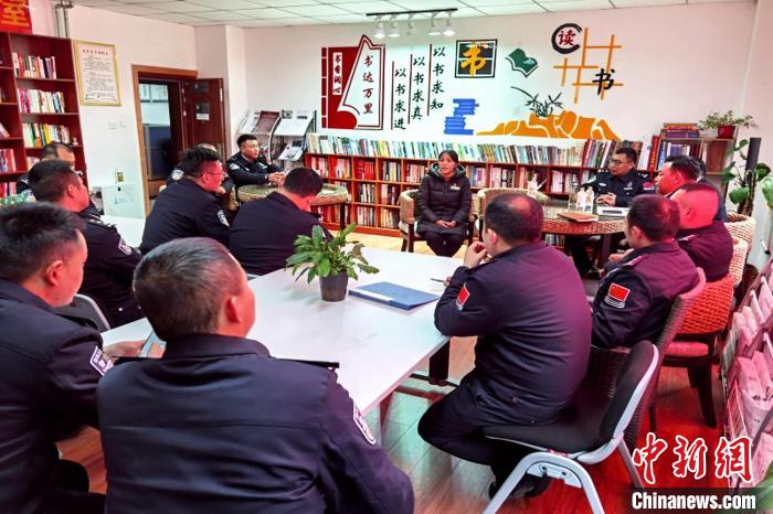 圖為亞東出入境邊防檢查站民警與銀行業(yè)務人員進行金融知識深入交流。 胡利媛 攝