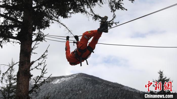 正在進行橫渡訓練。 西繞拉翁 攝