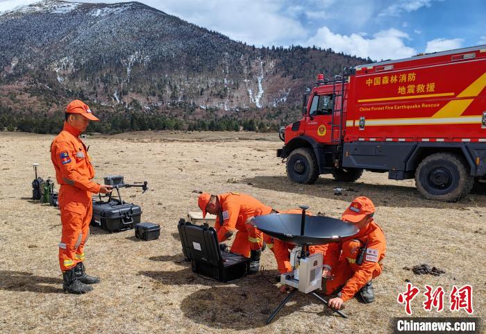 正在進行通信通聯訓練。 西繞拉翁 攝