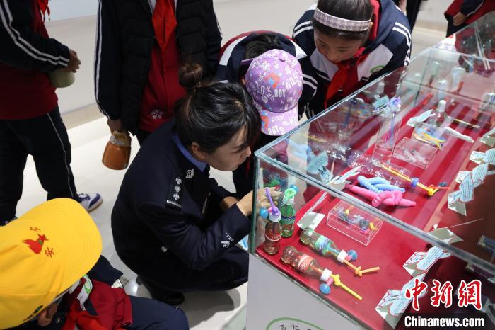 圖為亞東邊檢站民警為駐地小學(xué)生開展禁毒教育。　胡利媛 攝