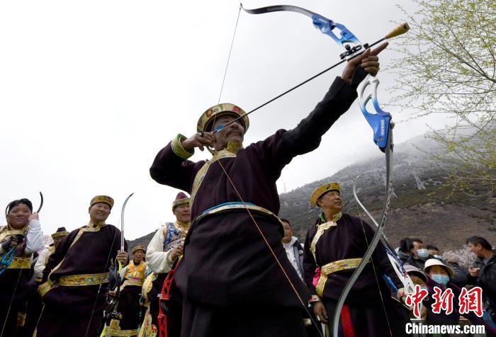 3月28日，選手參加響箭比賽?！±盍?攝