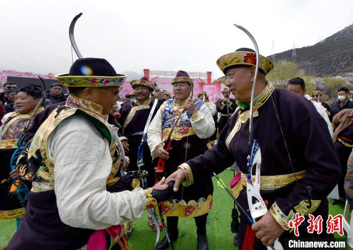 3月28日，選手射中靶心后慶祝?！±盍?攝