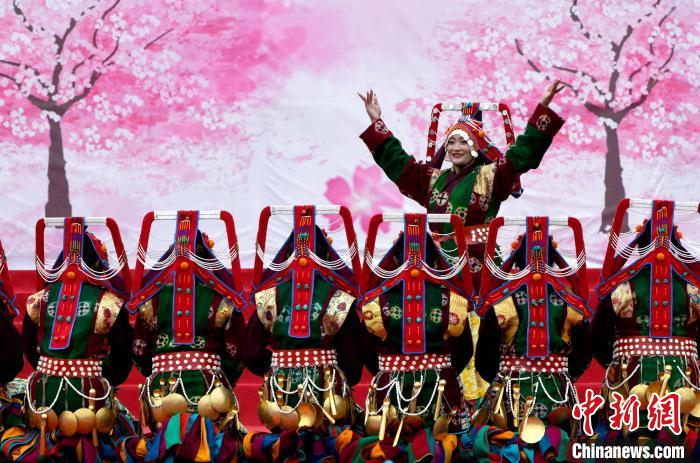 3月28日,西藏林芝第二十屆桃花旅游文化節(jié)開幕式上的文藝表演。 李林 攝