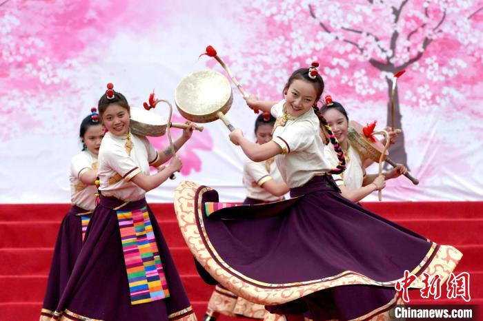 3月28日,西藏林芝第二十屆桃花旅游文化節(jié)開幕式上的文藝表演。 李林 攝