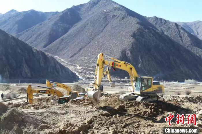 圖為高標(biāo)準(zhǔn)農(nóng)田建設(shè)施工現(xiàn)場(chǎng)。　格桑倫珠 攝