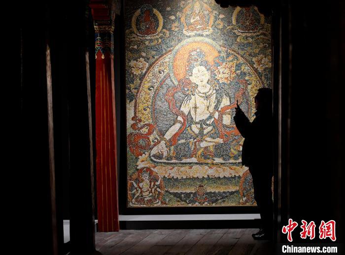 3月31日，觀眾欣賞展覽中的作品。　李林 攝