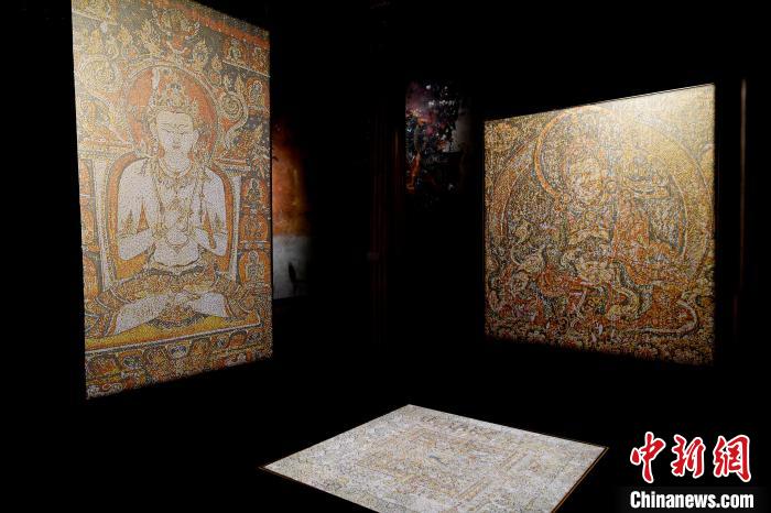 3月31日，觀眾欣賞展覽中的作品?！±盍?攝