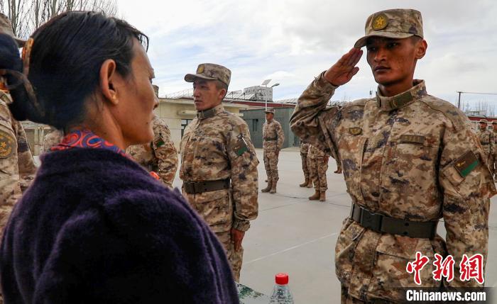 圖為列兵扎西加央向母親敬禮。 劉曉東 攝