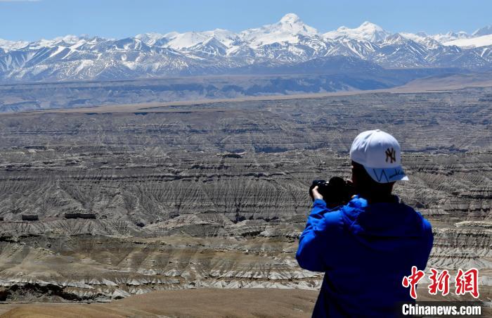 4月5日，游客在觀景臺拍攝札達土林。　李林 攝