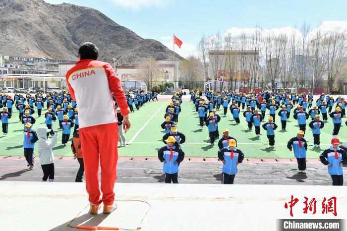 圖為學(xué)生在跳繩教練齊景龍的指導(dǎo)下做準(zhǔn)備運(yùn)動(dòng)。 貢嘎來(lái)松 攝