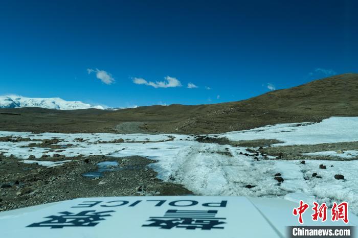 4月5日,普瑪江塘邊境派出所巡邏車通過冰河路段。 江飛波 攝