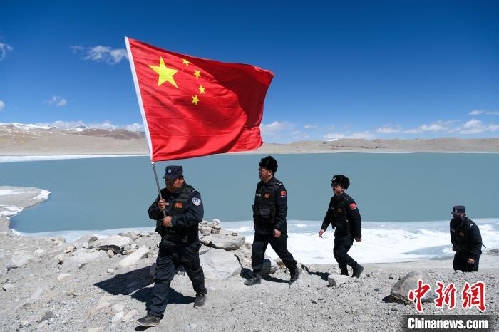 4月5日,普瑪江塘邊境派出所民輔警進行邊境巡邏。 江飛波 攝