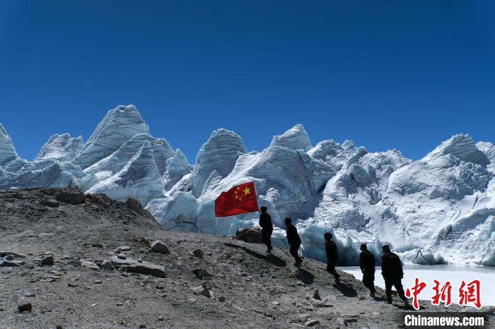 4月5日,普瑪江塘邊境派出所民輔警巡邏至四零冰川附近。 江飛波 攝