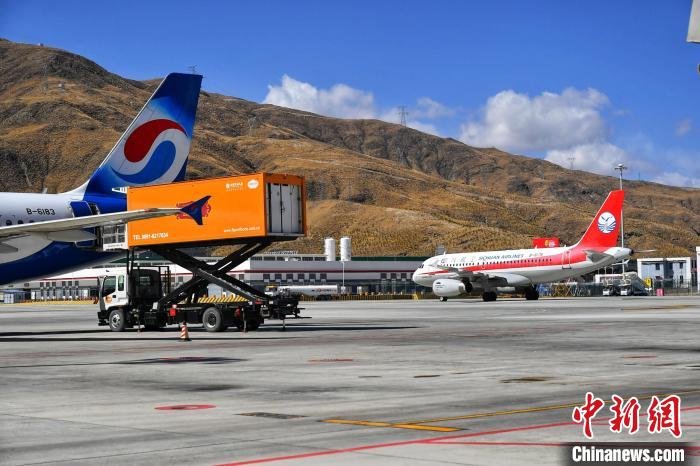 圖為藍(lán)天下的高原機(jī)場(chǎng)?！≈芎?攝