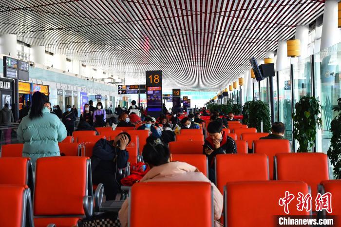 圖為旅客在機(jī)場(chǎng)候機(jī)室等待登機(jī)。　周航 攝