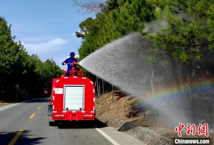西藏林芝開展灑水增濕作業全力消除森林火災隱患