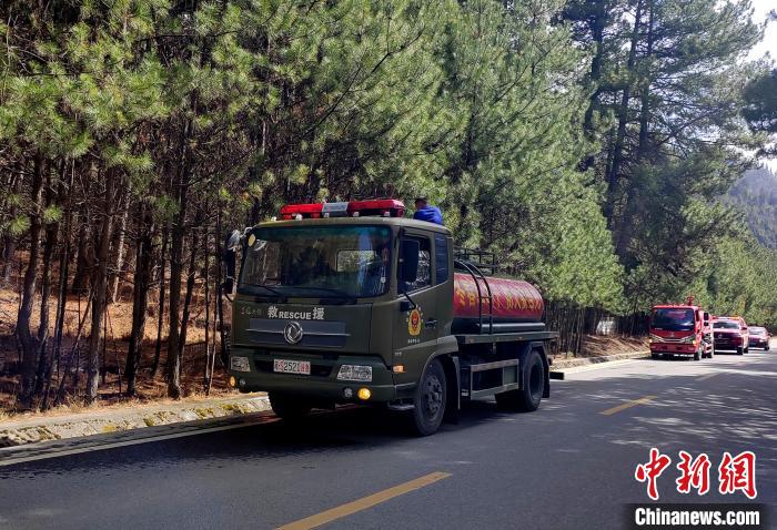 林芝市森林消防支隊米林中隊在米林縣一帶開展灑水增濕作業。 趙健宇 攝