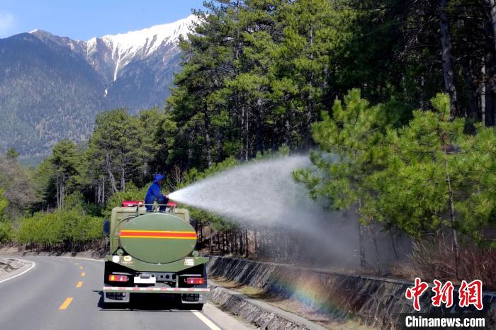 林芝市森林消防支隊米林中隊在米林縣一帶開展灑水增濕作業。 趙健宇 攝