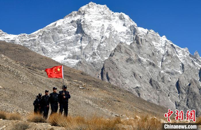 底雅邊境派出所民警夏永軍(右一)在巡邏中?！±盍?攝